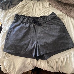 Lululemon On The Fly Shorts heathered dark charcoal grey Size 8